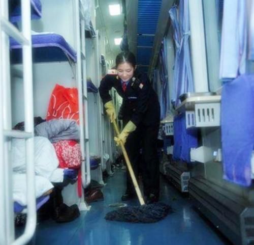  「大半夜」为什么火车大半夜经过某些地方，乘务员会拉上窗帘呢