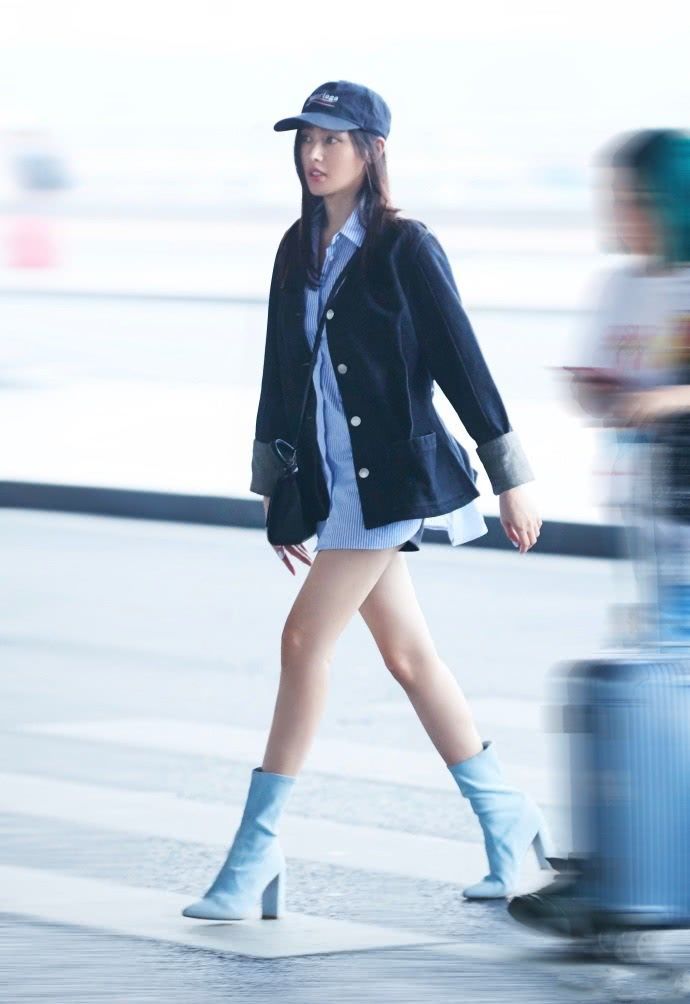 张天爱真是拼，为了秀腿穿成这样也敢去机场，网友：怪不得那么红