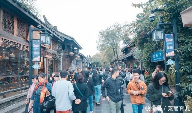成都宽窄巷子变宰人巷子，掏耳10分钟60元，快成第二个雪乡