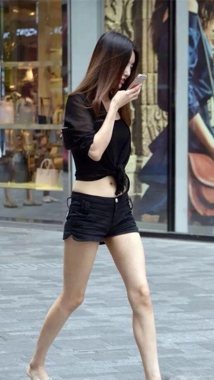 性感街拍丨腿!腿!美女这么长的腿基本告别高跟鞋了!