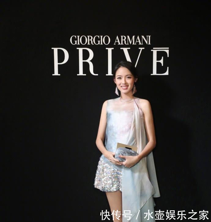 张梓琳太会玩了! 挂件丝巾就敢参加活动, 网友: 掉下来咋办?