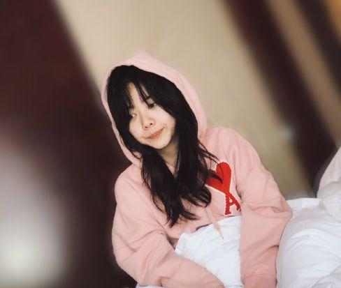 『起床』谭松韵刚起床就拍照,看清整体效果,才明白女明星素颜有多上镜