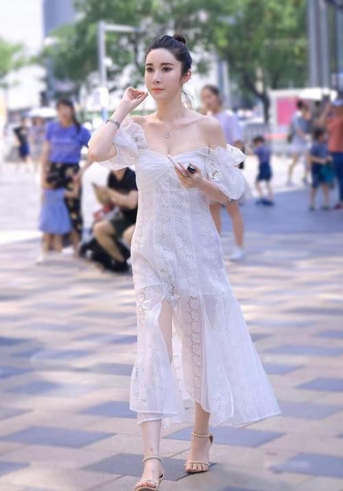  『气质』38岁的气质贵妇，自己改良“镂空”长裙，真有才
