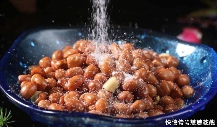 香脆:炸完花生米后,不要只会傻傻加盐,多加点“它”,香脆不返潮