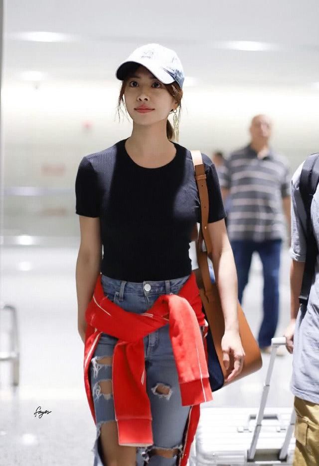 蔡依林穿紧身T恤，转身时大方秀蕾丝内衣，网友:这时尚真难懂!