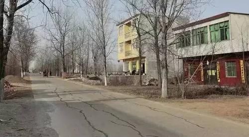  「究竟」农村很多人花钱到公路边建房，却不进城买房落户，究竟是为什么？