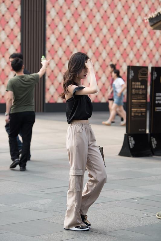 美女小姐姐高贵可爱肌肤细腻，小蛮腰女神！