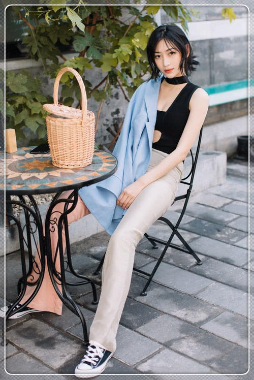 温雅这就有点尴尬了!蕾丝吊带坐出小肚腩,网友:瑜伽白练了!