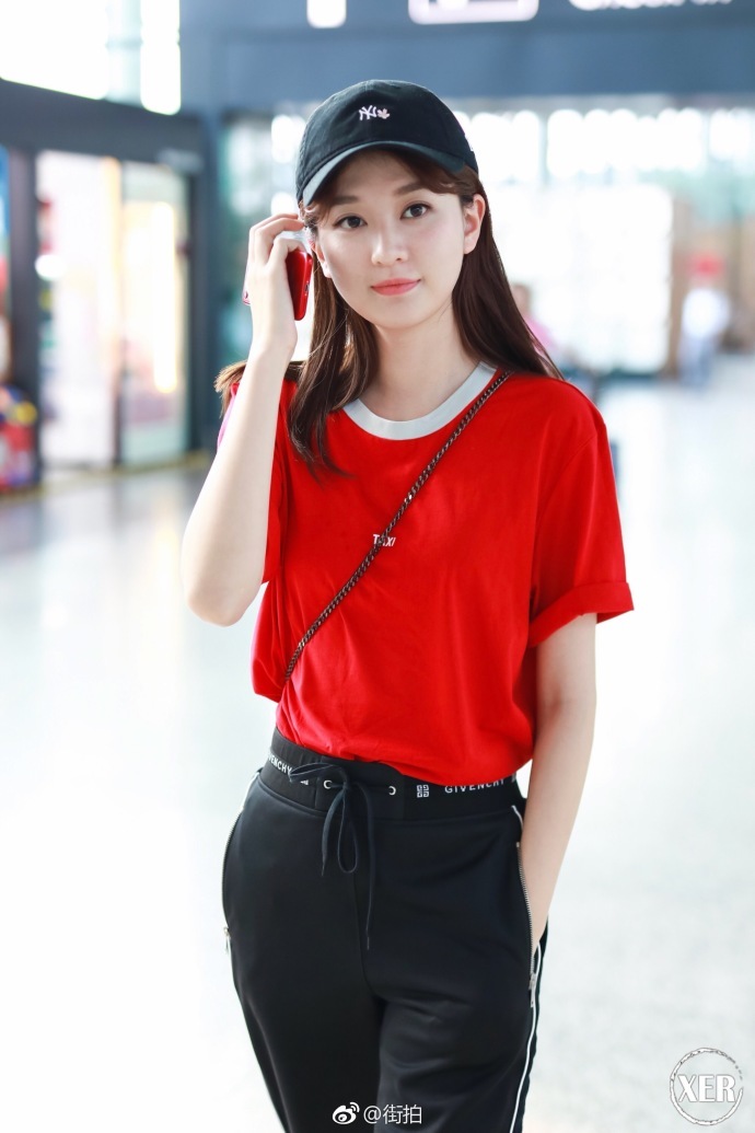 路人街拍,乔欣现身上海机场,红色T恤搭配黑色长裤清新自然