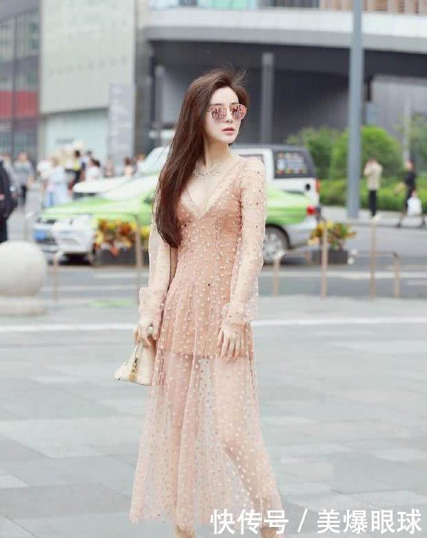 街拍一位气质小姐姐，乍一看，以为是范冰冰