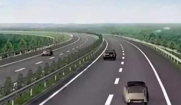 高速公路上应该如何超车？是按喇叭还是应该双闪？