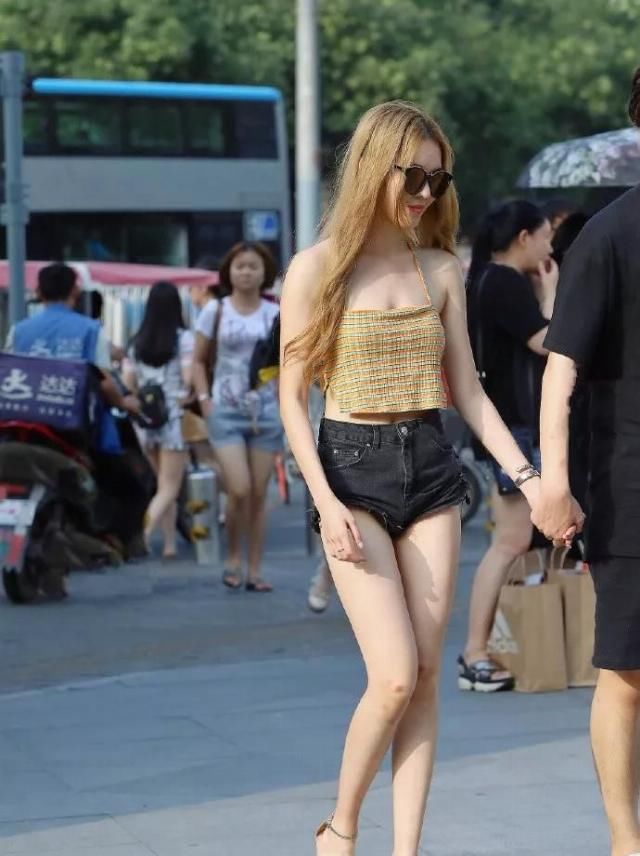  『动人』小姐姐笑容妩媚，外搭一件皮草马甲，身姿动人