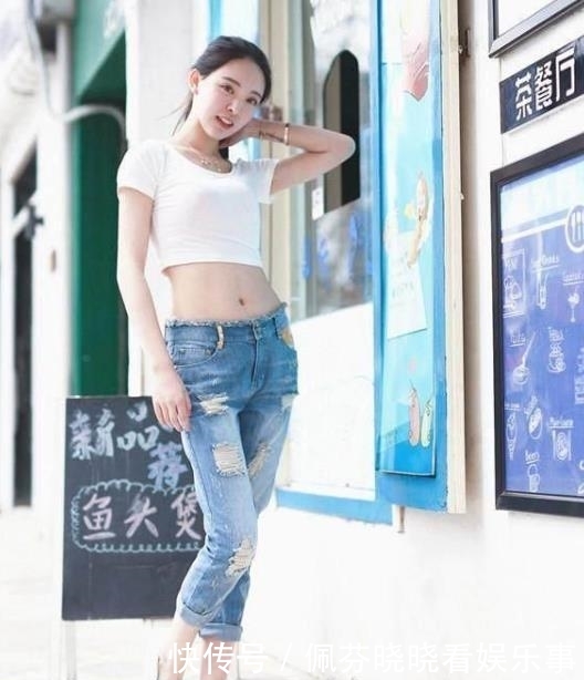 『气质』街拍:身材高挑的小姐姐,一件黑色的连衣裙,优雅气质女神魅力