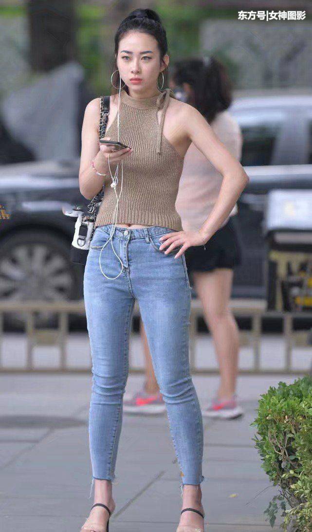 时尚街拍：穿紧身衣与牛仔裤的小姐姐，女人味十足！