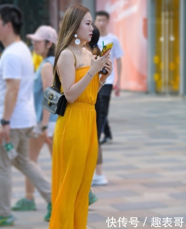  [时髦]简直是过分，这么时髦的“蜂蜜裤”，要100斤的妹子穿才好看！