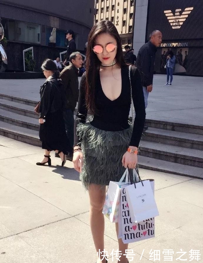  身上穿着一：美女街拍： 小姐姐出街穿高跟鞋，搭配紧身的白色短裤，美腿显得紧致与修长