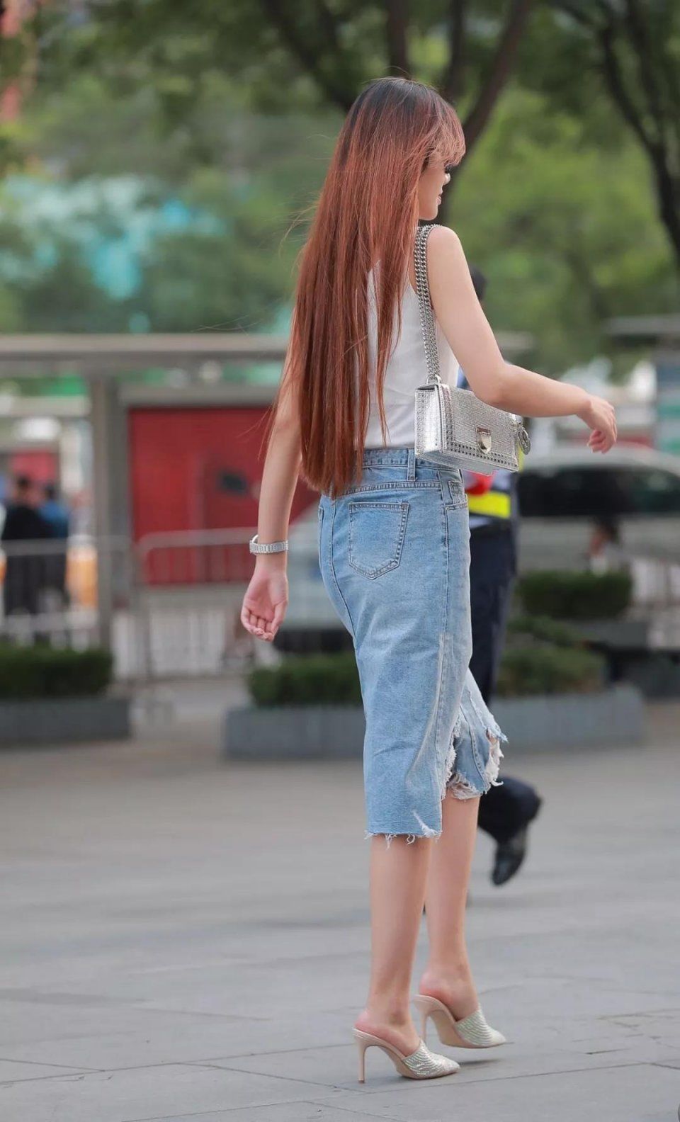 街拍:牛仔一步裙高跟鞋美女