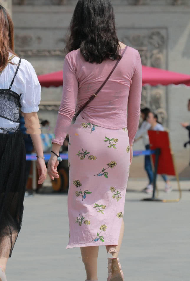 路边拍照的小姐姐碎花连衣裙显出玲珑身材，羞涩的动作别有风情