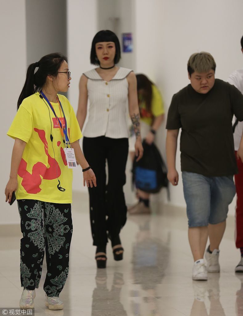 吴莫愁顶“埃及艳后”发型出场摆高冷扑克脸  获工作人员搭手护主