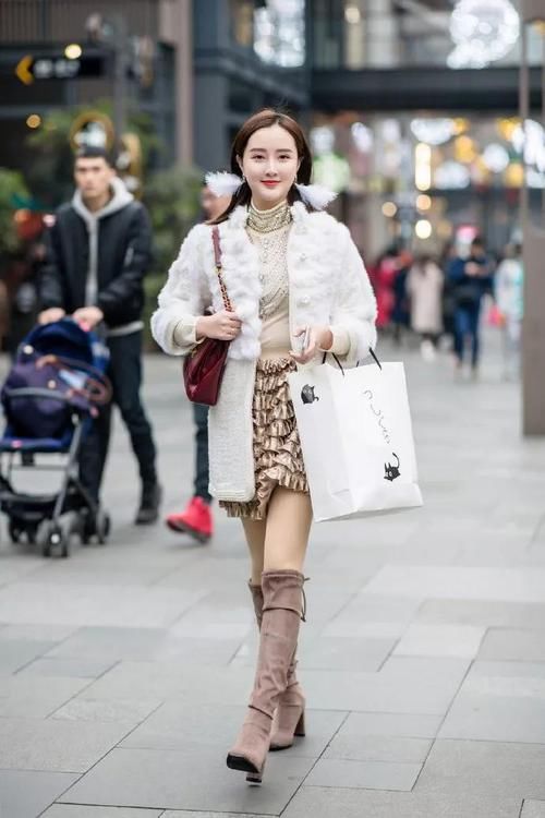 瞬间:女性搭配高跟鞋出街,瞬间增加的自己的回头率