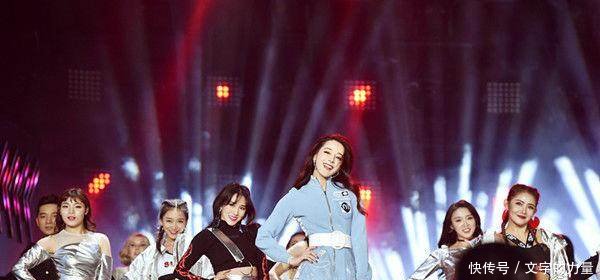 迪丽热巴现身演唱会太犯规 透明短裙惹争议 网友 形象毁了!