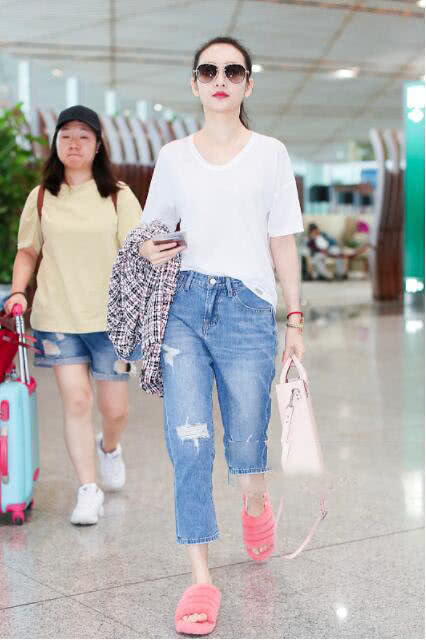 36岁王鸥真敢穿!慵懒风不够拖鞋来凑,网友:看到拖鞋我只沉默