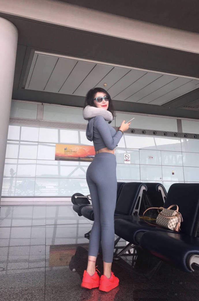 街拍：机场上的小姐姐，“乌云灰”的瑜伽裤很有立体感!