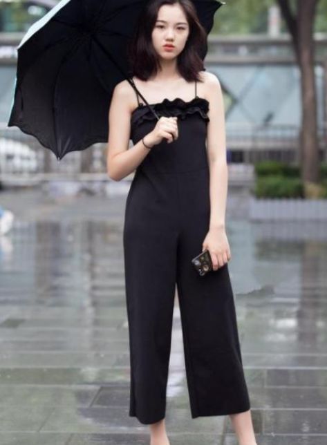 『尽显』街拍:身材高挑的美女,齐肩的秀发随意散落,尽显低调冷艳的美