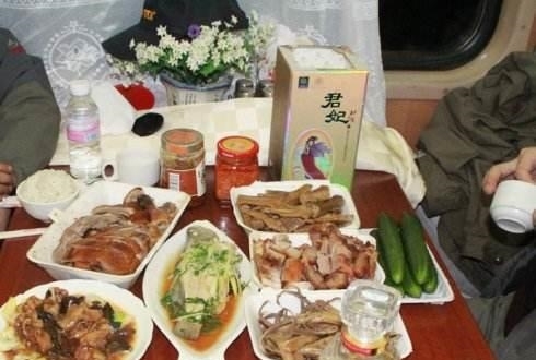 火车上明明有饭，为何很多人宁愿挨饿也不吃？退休乘务员说出实情