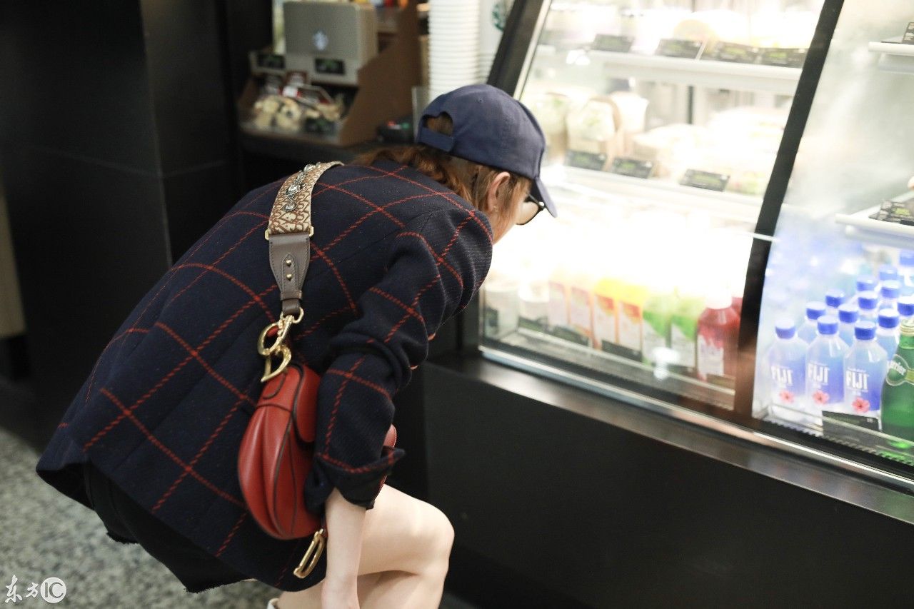 北京机场景甜大秀白长腿，事业线都暴漏了，网友:男同胞的福利