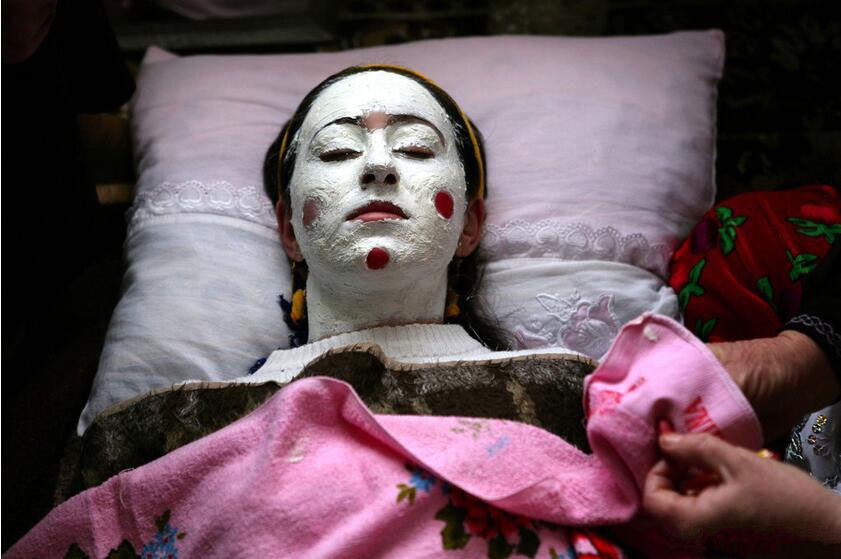 实拍:这里的女孩出嫁要化“僵尸”妆，画得越浓越漂亮