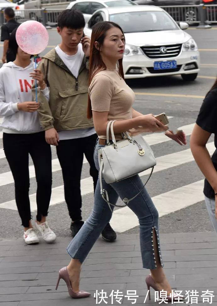 搭配:衬托身材特别的性感,高跟鞋穿起来也是超级有气场的