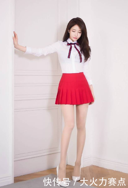  衬衣@白色衬衣搭红色百褶裙，这是学生服还是工作服