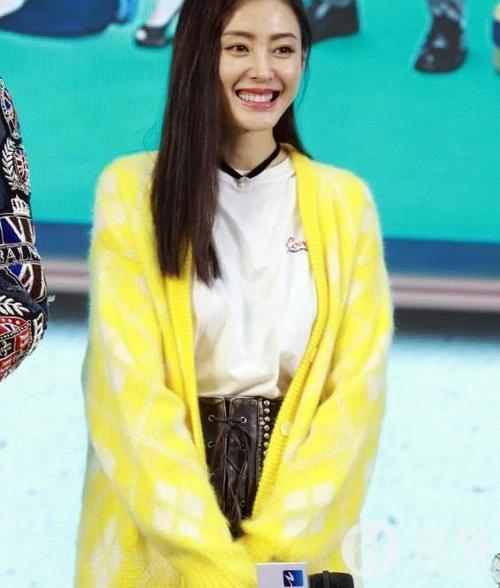 张天爱真是绝了，竟用铆钉凸显裤子的“蜘蛛网”，一般人学不来