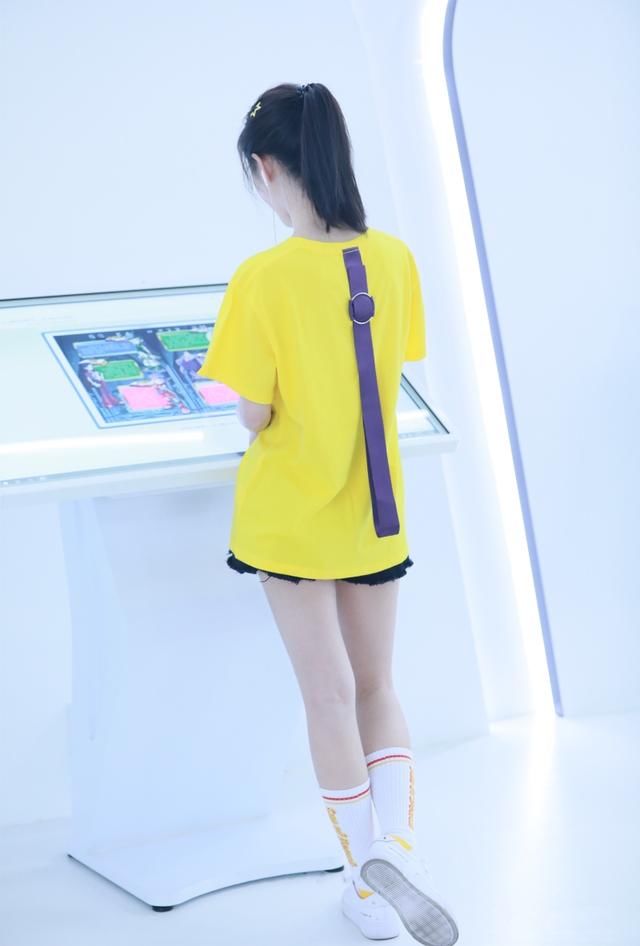 沈月鞠婧祎机场同穿黄色T恤牛仔短裤，网友：一个美女一个村姑！