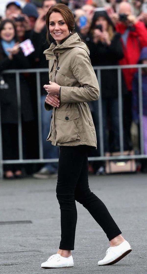 各国王妃穿平底鞋，丹麦王妃青春活力，凯特王妃对小白鞋是真爱!