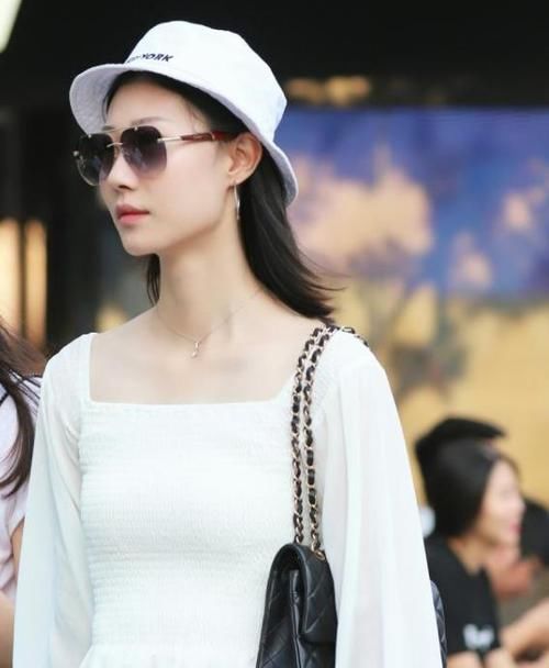 气质:街拍:身材高挑的美女,一条白色的连衣裙,时尚魅力气质
