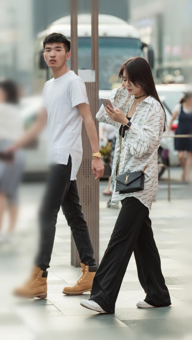 美女小姐姐高贵可爱肌肤细腻，小蛮腰女神！