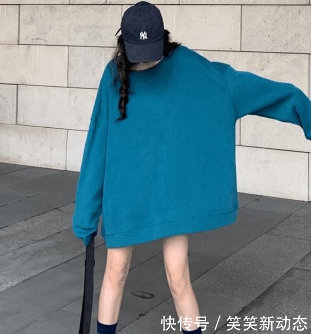 「印花图案」穿卫衣别再搭牛仔裤了,学学网红这种五五开穿法,个性又显腿长