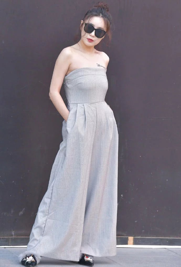 裹胸连衣裙绷住小姐姐风韵的身材，纹身位置恰到好处，下垂也很吸