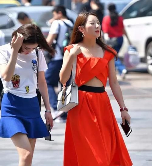  [气质]街拍：肤如凝脂的美女，一件斜肩上衣配黑色短裙，时尚气质女神范