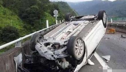 高速上行驶时，遇到石块是躲还是撞？老司机：再说最后一次，记好