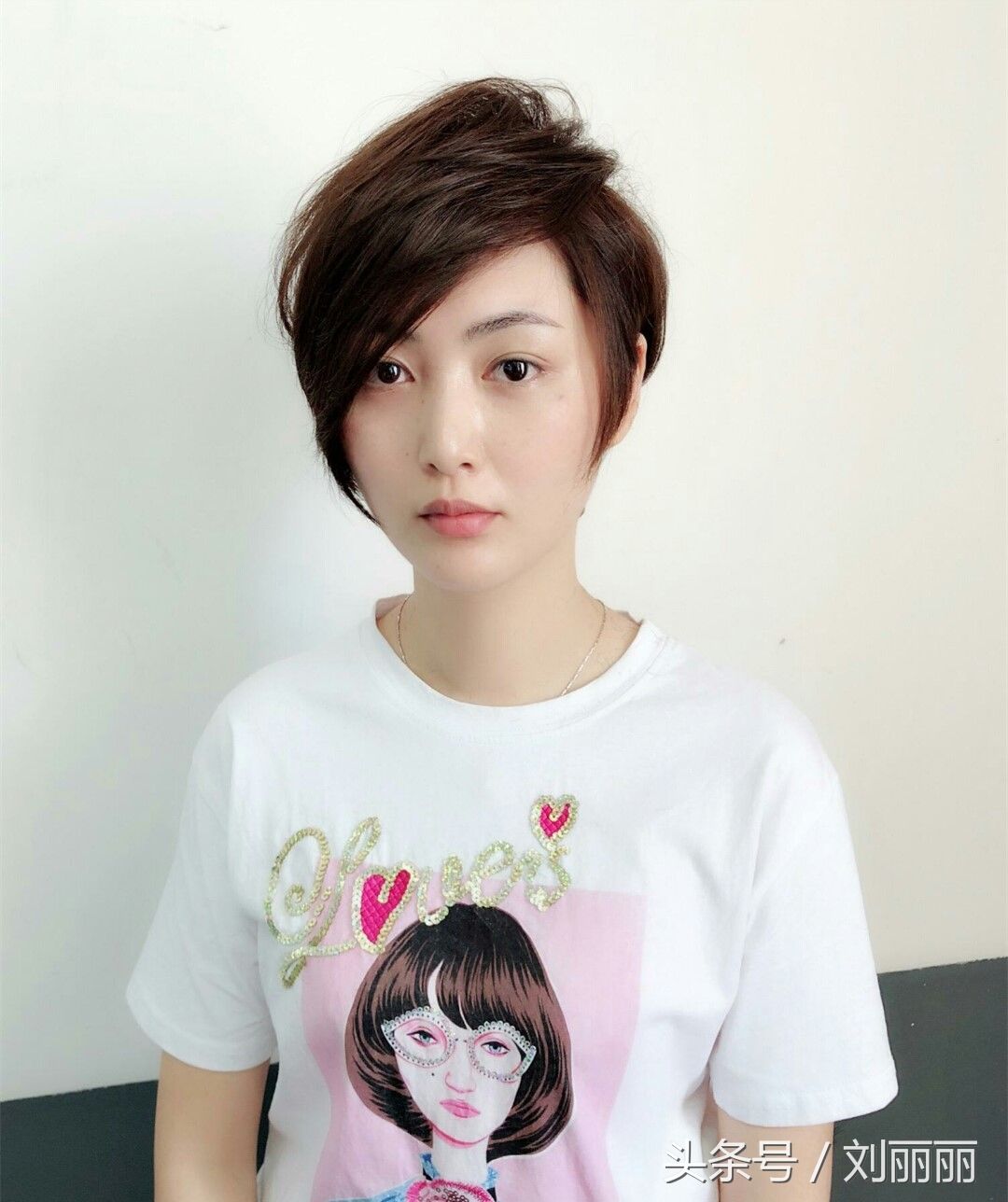 “中年女性发型”不都是“洋气小卷”，10款蓬松短发更年轻奥