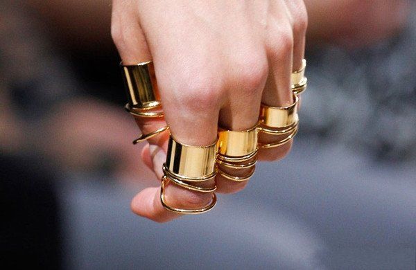 印度人来中国旅游，看到街上女孩感慨:中国游客连首饰都带不起吗