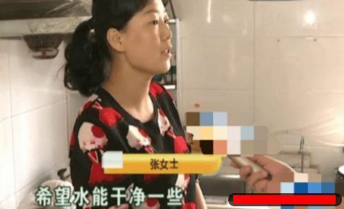 净水器换滤芯，水有黑色物体，曝光退费，女子：比自来水还脏