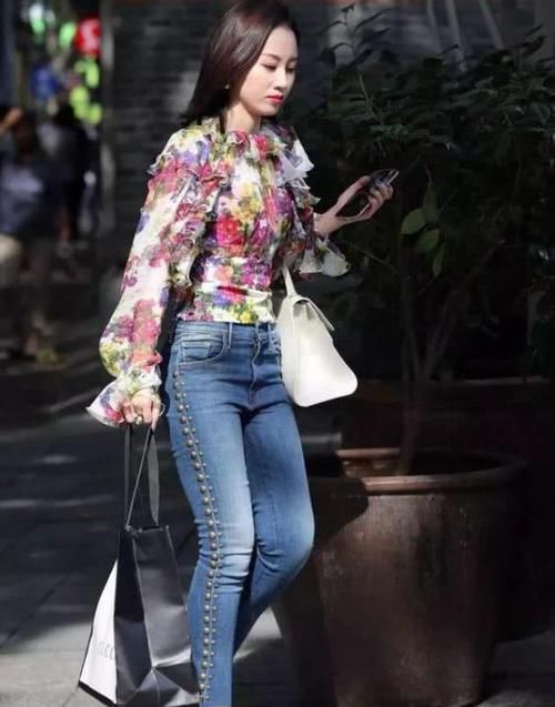 美女:街拍:身材高挑的美女,一件黑色上衣配黑色开叉裙,时尚优雅气质