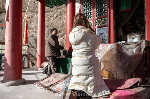 一座佛道共存的寺庙，几位饱经沧桑的信徒