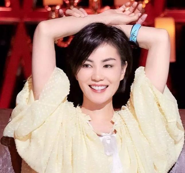 49岁王菲上综艺!红了这么多年还是气质精，时髦穿搭成范本