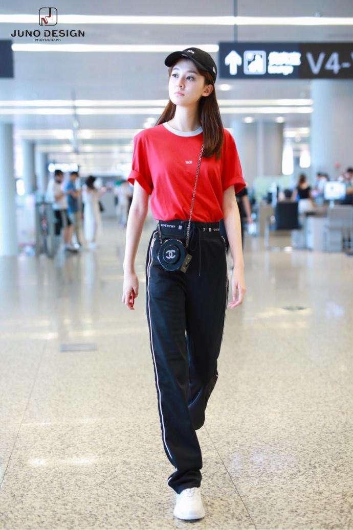 乔欣不过把T恤往裤子里塞，腰细了还不算，172的腿仿佛要戳破屏幕