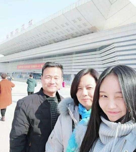  [脏乱]35岁剩女和父母挤28㎡，房屋脏乱，父亲没床睡被迫“离家出走”